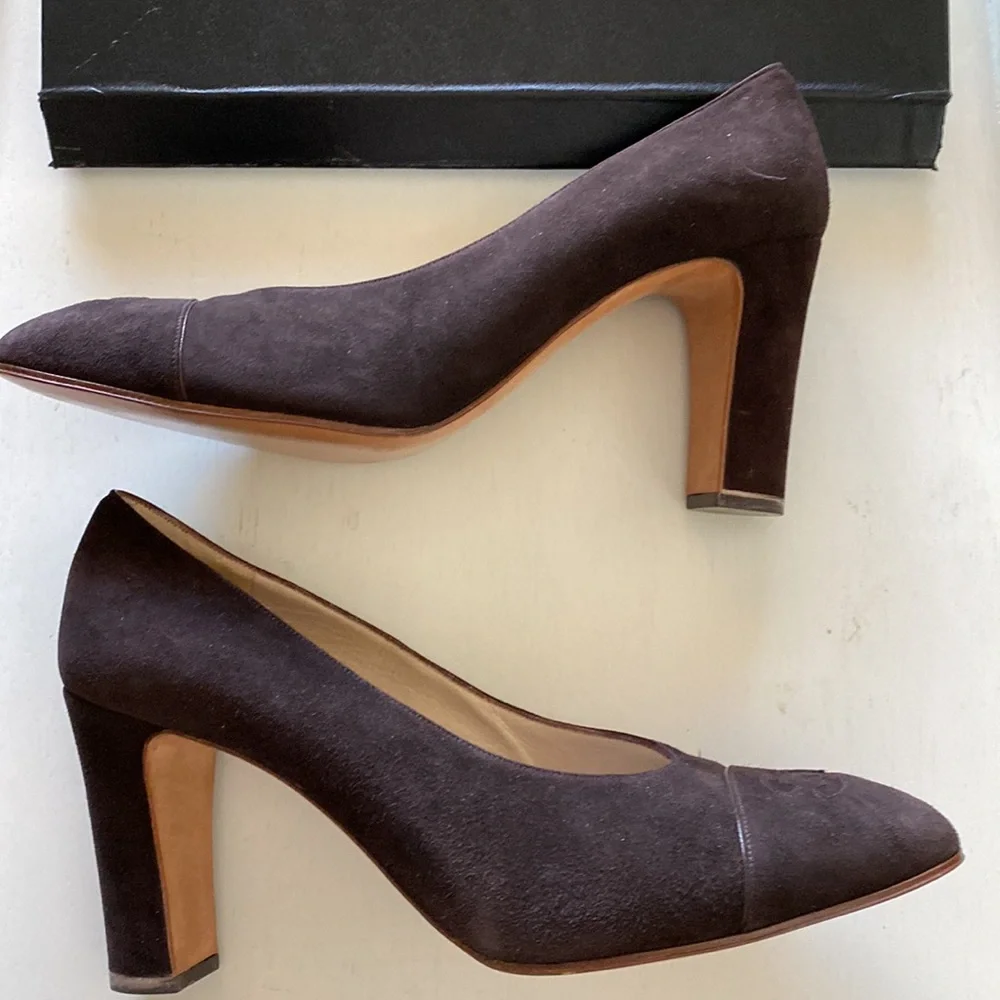 CHANEL Suede Pump in Chocolate Brown - Picture 7 of 9